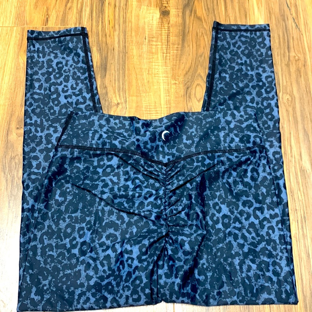 ZYIA ACTIVE BLUE CHEETAH SCRUNCHED BACK LEGGINGS